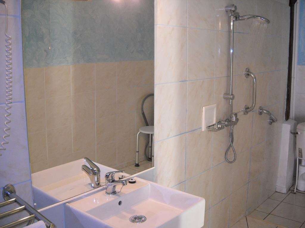 Hotel Auberge La Pomme De Pin Senonches Zewnętrze zdjęcie