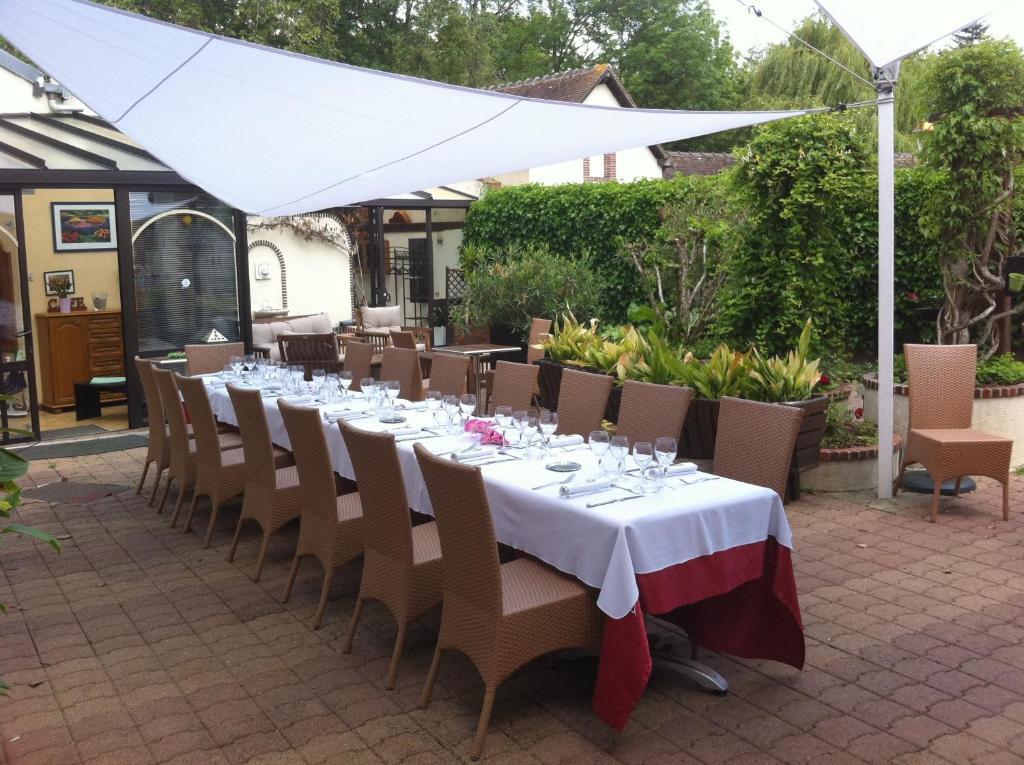 Hotel Auberge La Pomme De Pin Senonches Zewnętrze zdjęcie